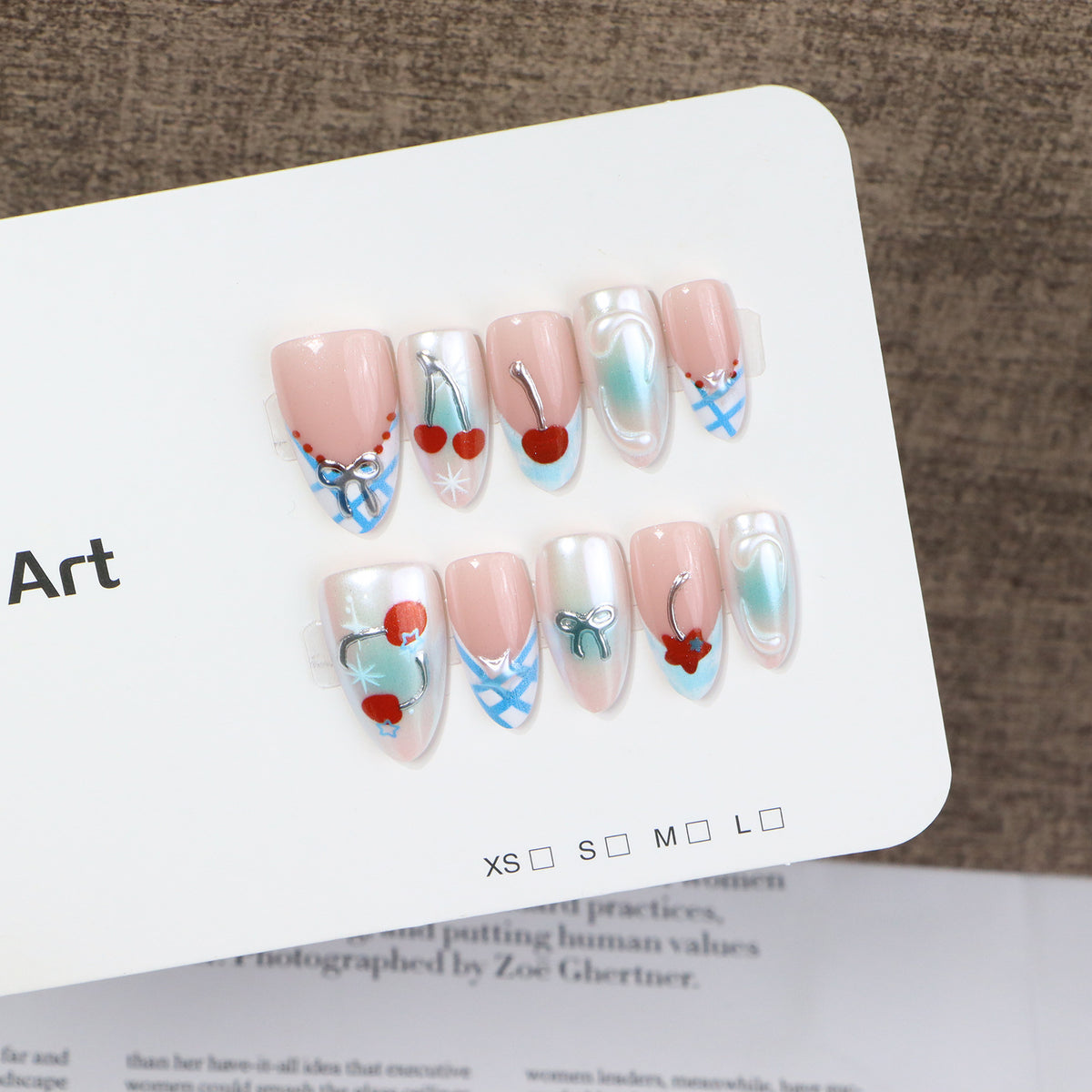 Dekoratives Press-On Nagelkunst-Set mit charmanten Kirschen und zarten Akzenten Brehn