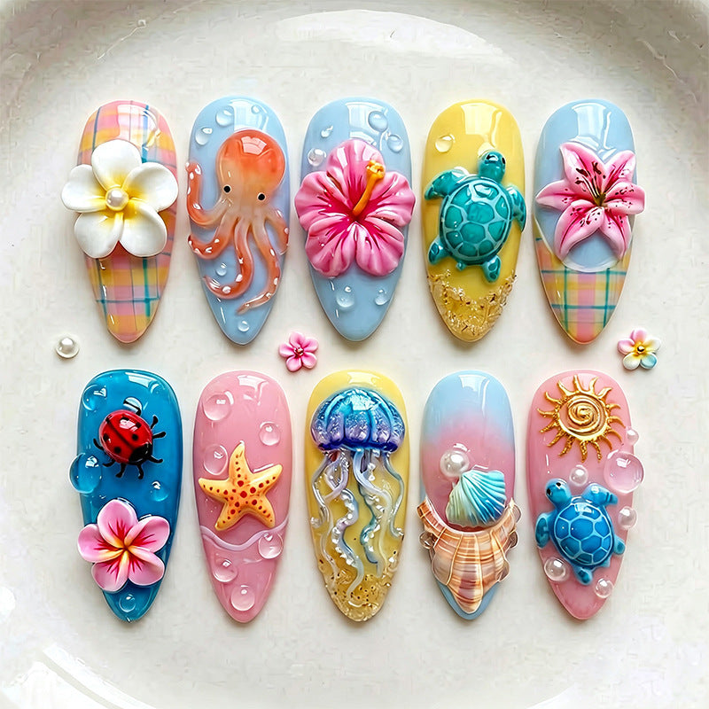 Kunstnagelset mit glamourösen Metallic-Akzenten und kreativen Designs Brehn
