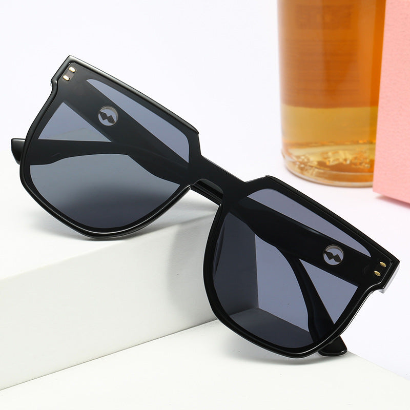 Damen auffällige Sonnenbrille mit markantem geometrischem Rahmen Brehn