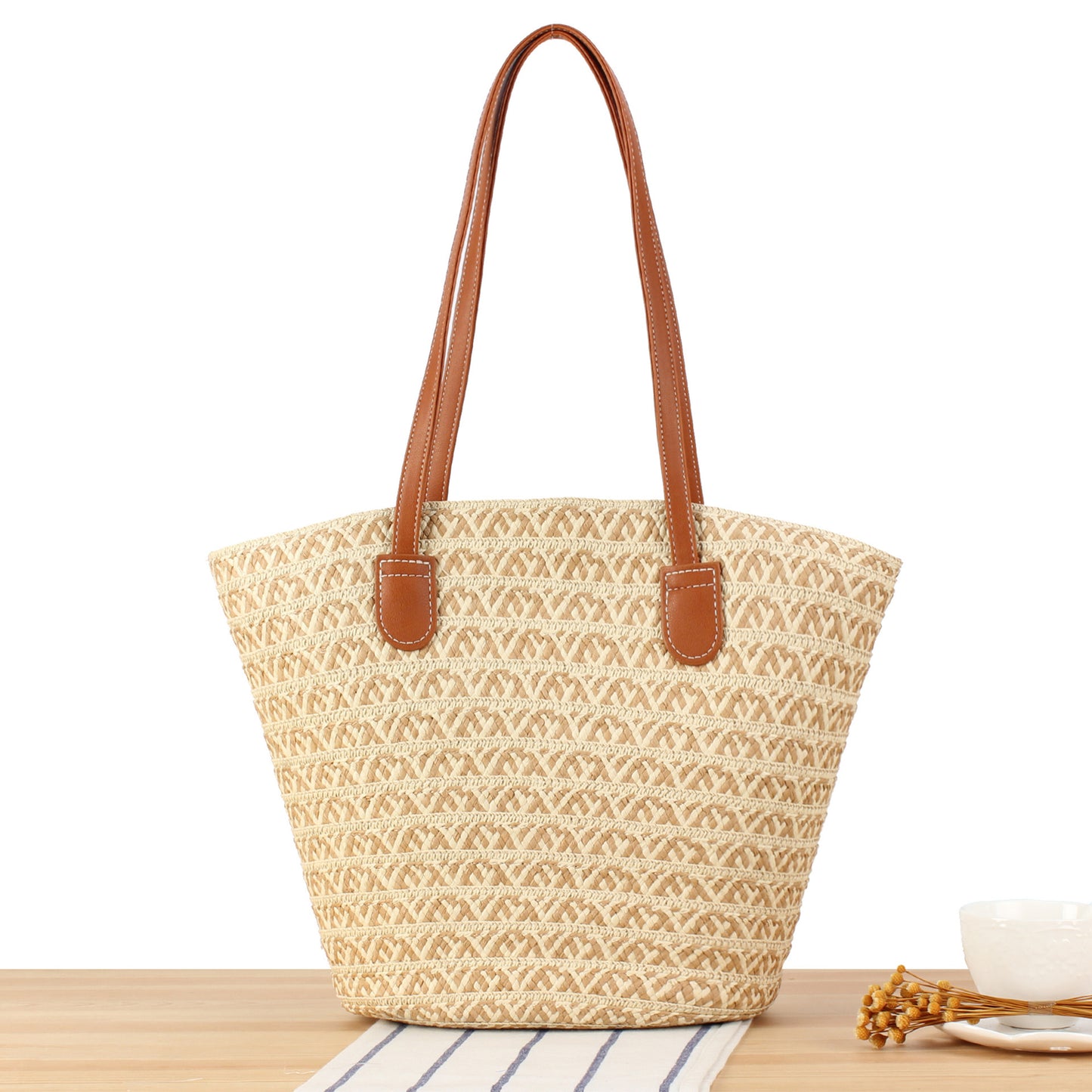 Designer-Strohtasche mit Kontrastierendem Muster und Eleganten Ledergriffen Brehn
