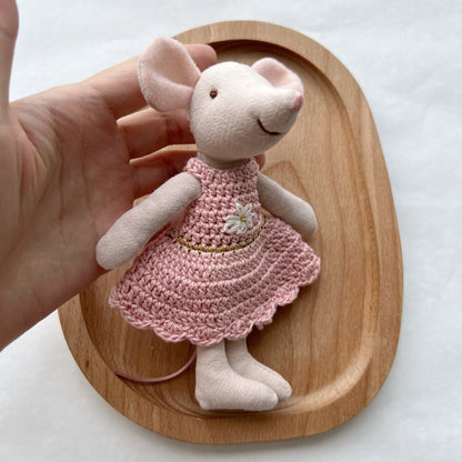 Handgefertigte Baumwoll-Plüschmaus Puppe mit gehäkeltem Kleid