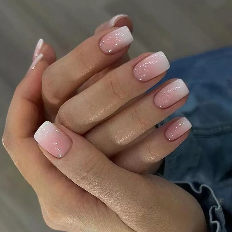 Kunstnagelset mit eleganten Ombre-Design und Glitzerakzenten Brehn