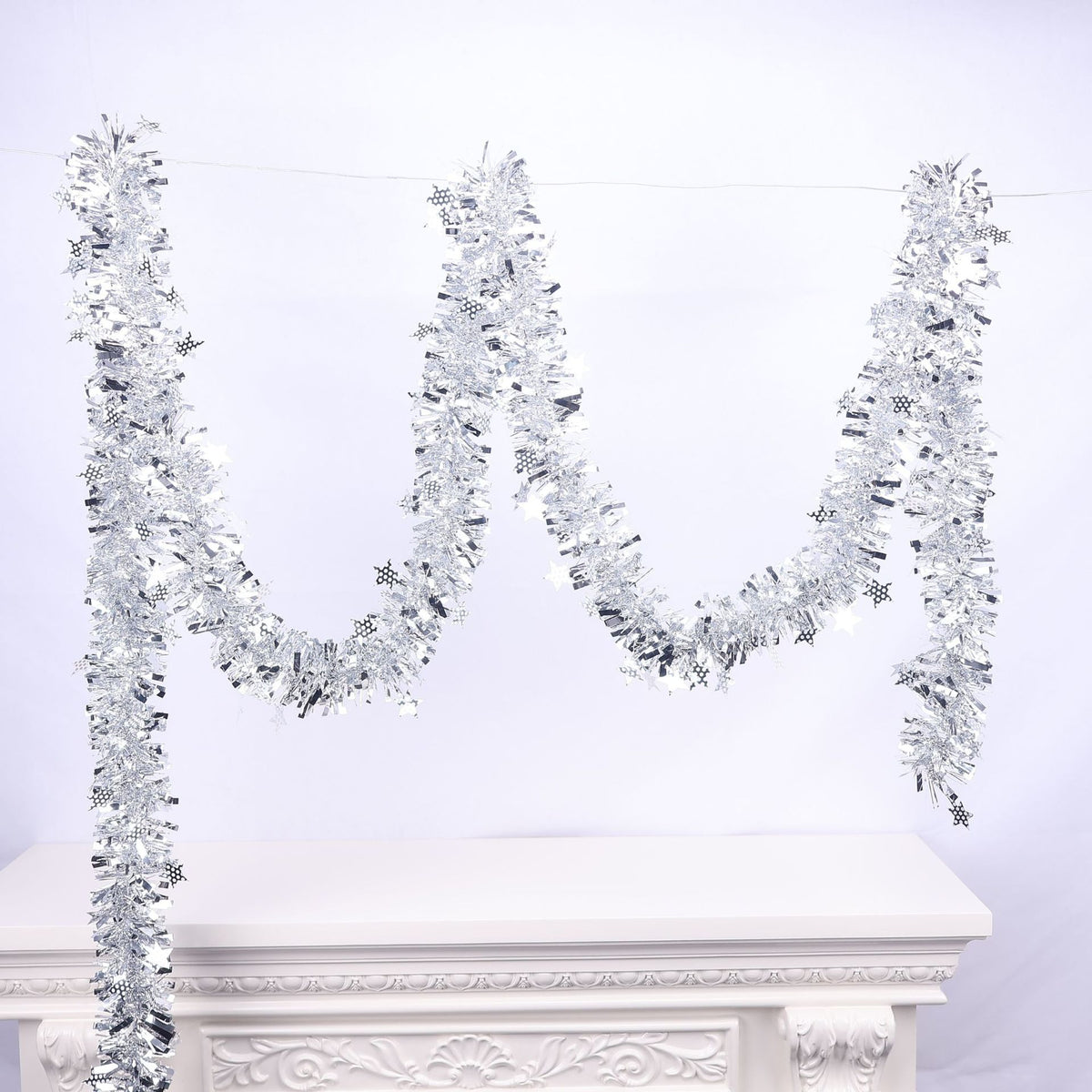 Glitzernde Weihnachtsgirlande mit Schneeflockenmotiven