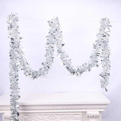 Glitzernde Weihnachtsgirlande mit Schneeflockenmotiven
