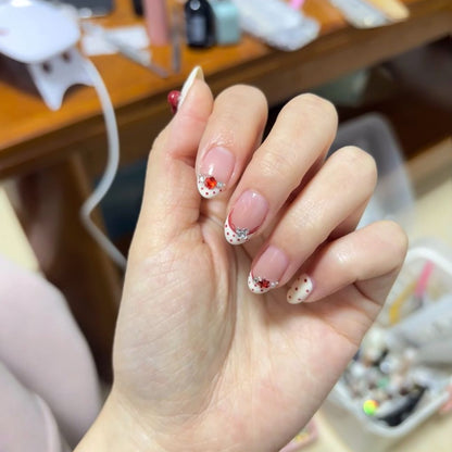 Elegante French Tip Nagelverlängerungen mit dekorativen Akzenten