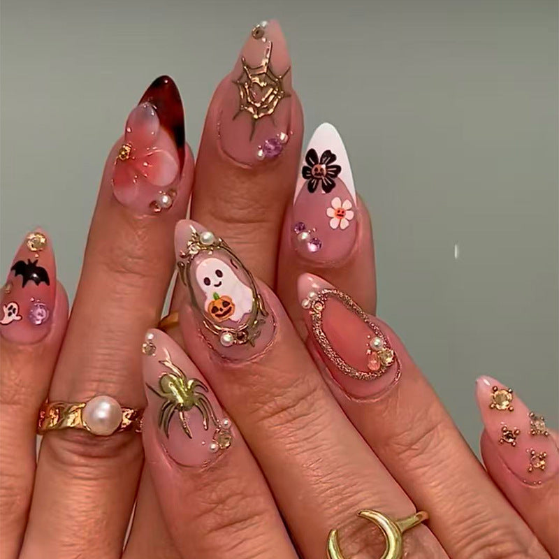 Kunstnagelset mit Halloween-Motiven und extravaganten Akzenten Brehn