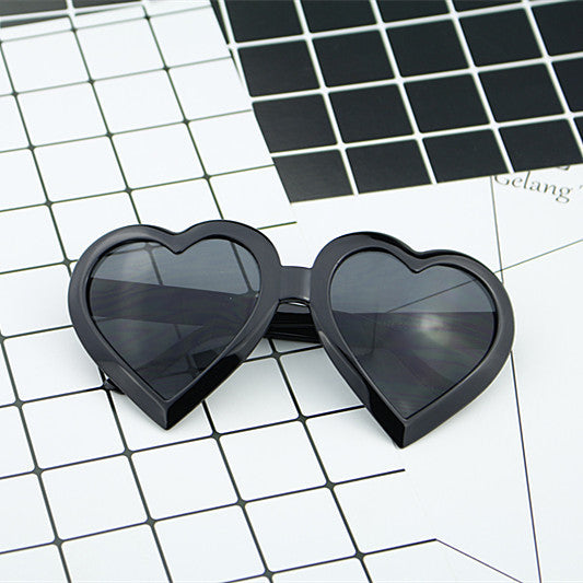 Damen Herzförmige Sonnenbrille im modernen Design Brehn