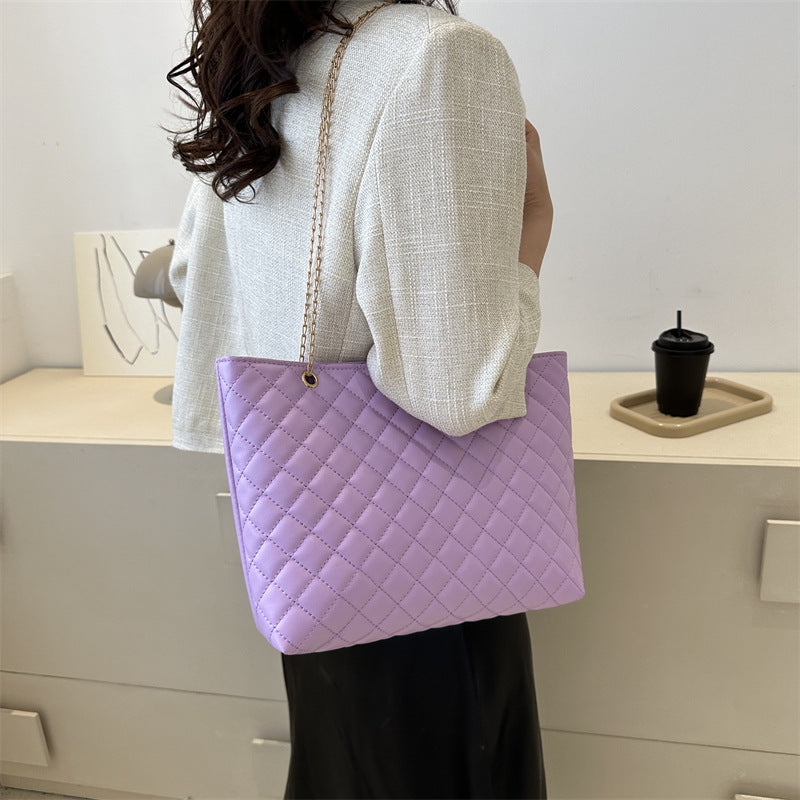 Gepolsterte Handtasche mit Kettenhenkel