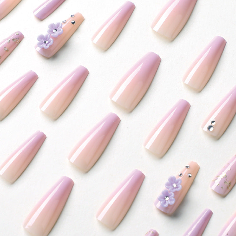 Kunstvolle Gel-Nägel mit Floral-Design und Glitzerakzenten Brehn