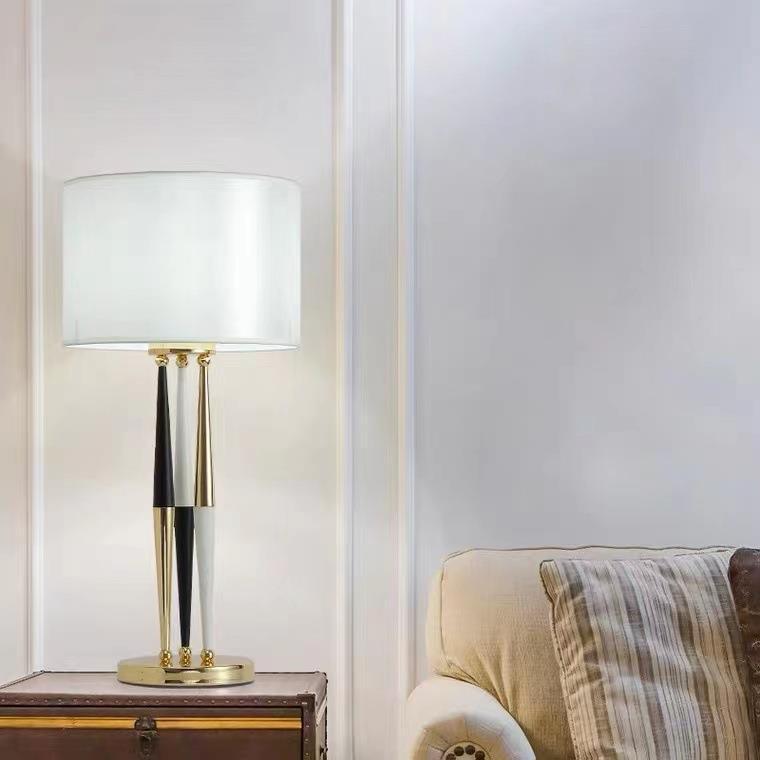 Dekorative Tischlampe mit elegantem geometrischen Design