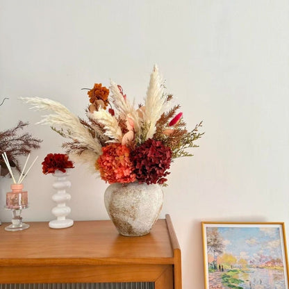 Getrockene Blumenarrangement in eleganter Vase