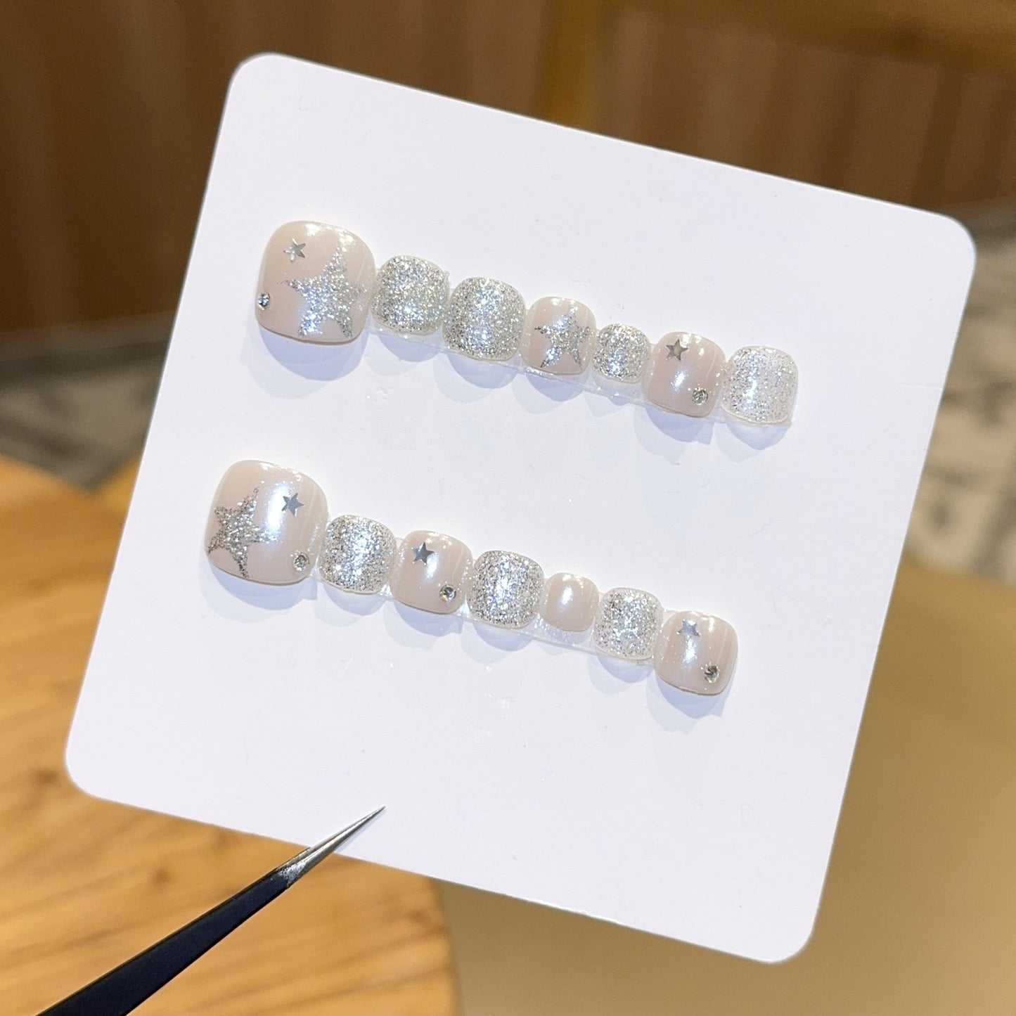 Glamouröse Kunstnägel mit Funkelnden Sternen und Glitzerakzenten Brehn