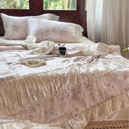 Satinbettwäsche-Set mit floraler Musterung und plissierten Volants