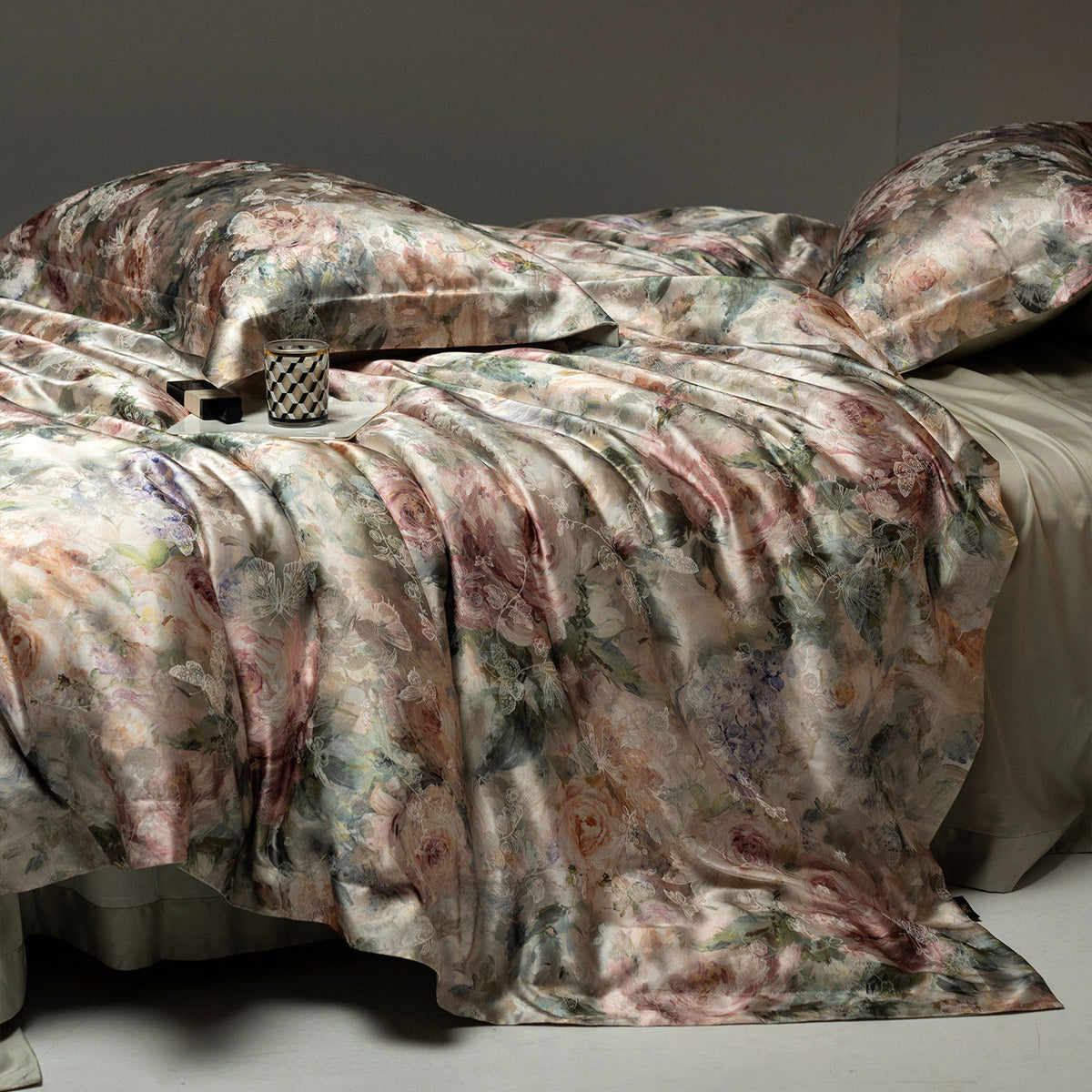 Florales Satin-Effekt Luxus Bettbezug-Set mit wendbarem Seiden-ähnlichem Finish und Oxford-Kissenbezügen
