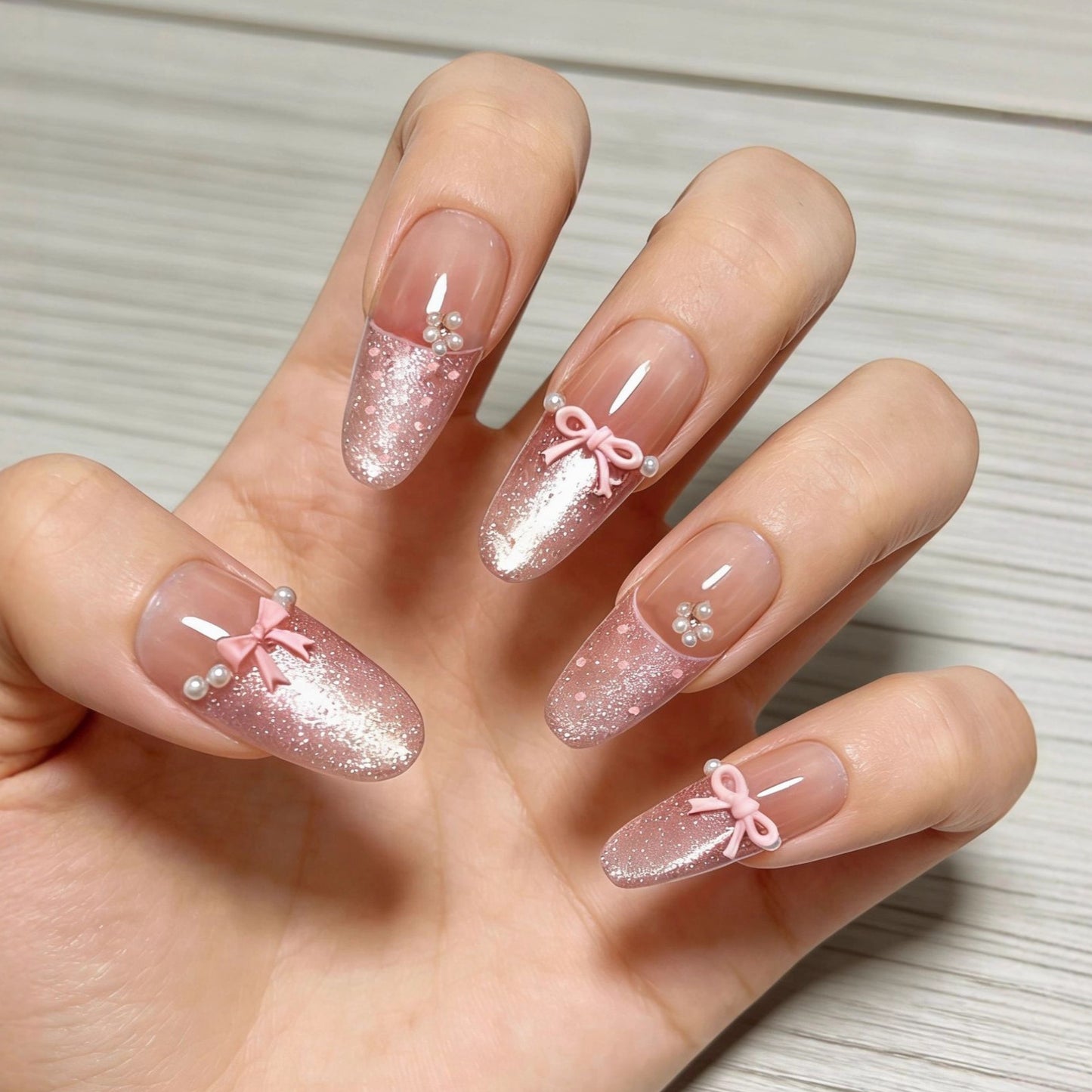 Elegante Kunstnägel mit Zarten Farbverläufen und Schleifchen Brehn