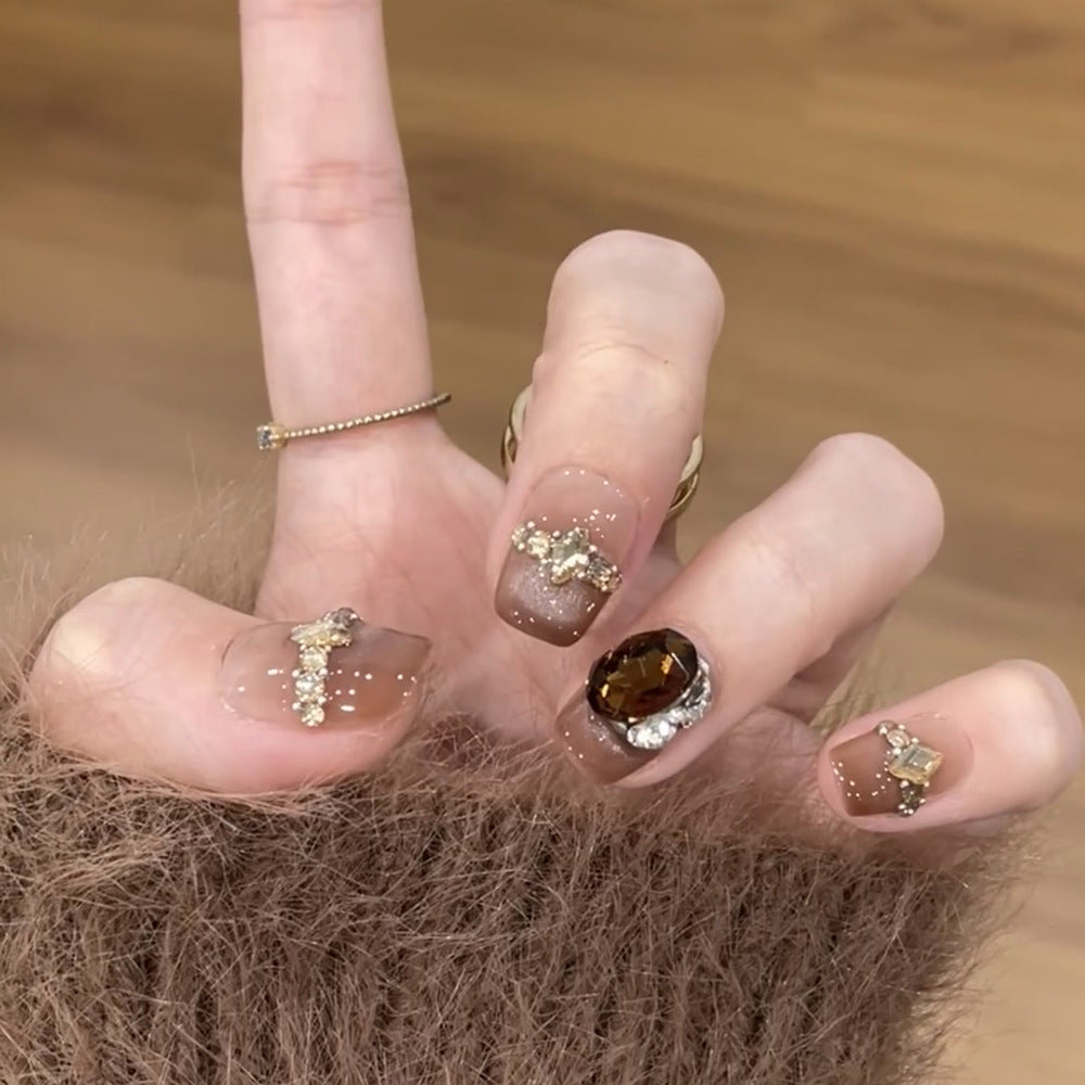 Künstliche Nagelkunst mit Glitzer- und Schmuckverzierungen Brehn