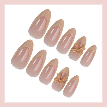 Kunstnagelset mit eleganten Spitzen und romantischen Schleifenverzierungen Brehn
