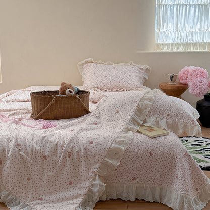 Gesteppte leichte Blumencotton-Bettdecke mit Rüschensaum und wendbarem Design