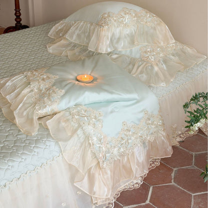 Elegante Bettwäsche-Garnitur aus Satin mit mehrlagigem Organza-Volant und feiner Blumen-Spitzenborte