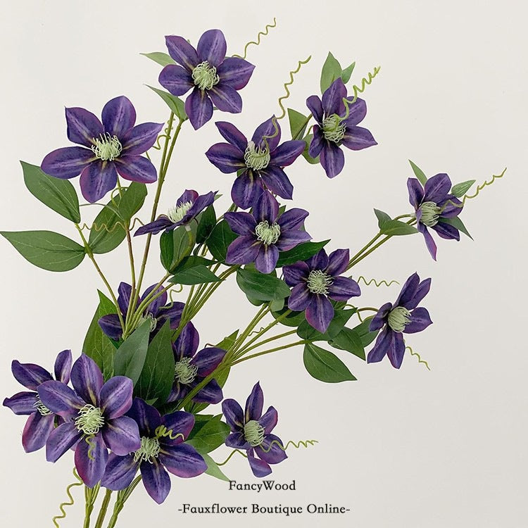 Dekorative Clematis Blumenarrangement