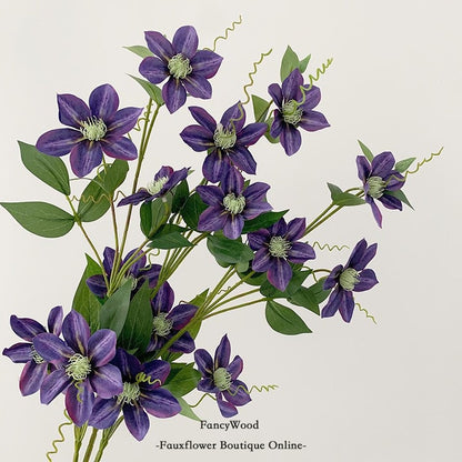 Dekorative Clematis Blumenarrangement