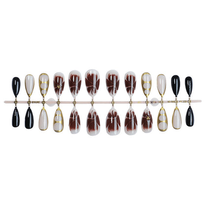 Kunstnagelset mit eleganten Blumenakzenten und luxuriösen Details Brehn