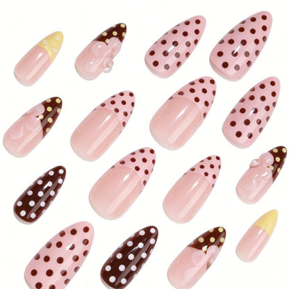 Kreatives Kunstnagelset mit Blumen- und Punkte-Design Brehn