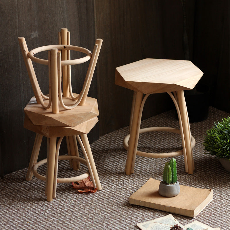 Moderner Hocker aus massivem Holz Brehn