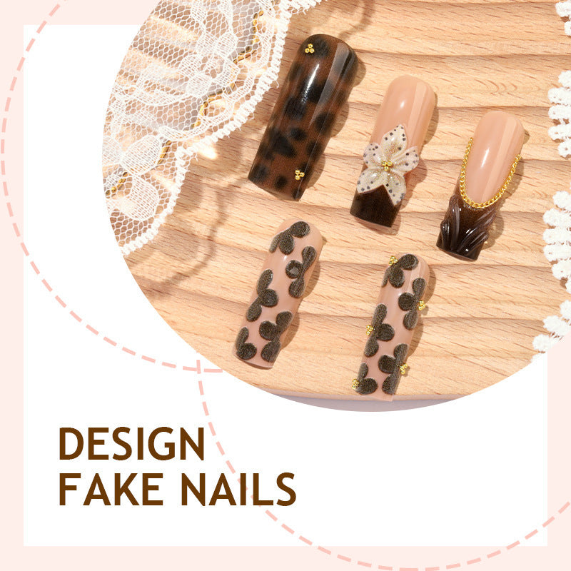 Kunstnageldesign mit floralen Akzenten und eleganten Details Brehn