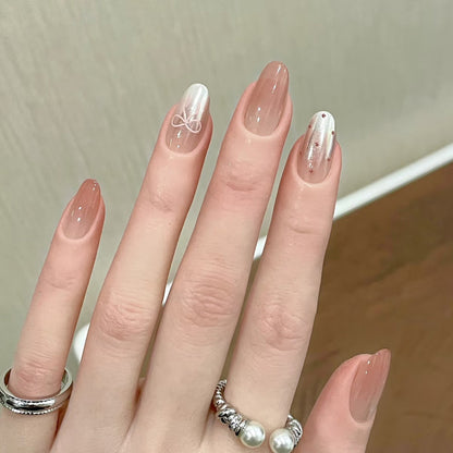 Elegantes Press-On-Nagelkunst-Set mit dekorativen Akzenten Brehn