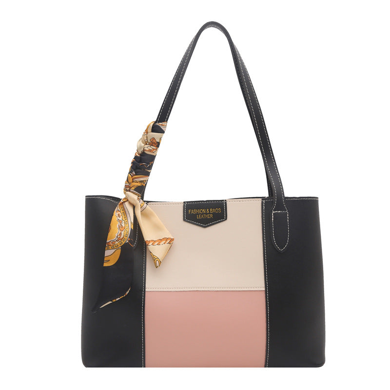 Strukturierte Tote-Handtasche mit dekorativem Schal