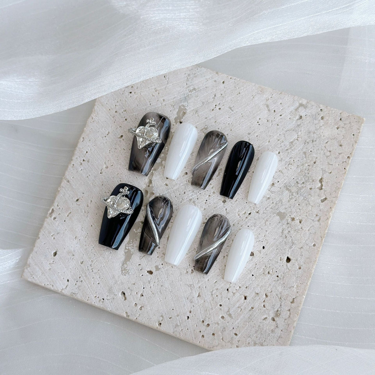 Künstlerisches Press-On-Nageldesign-Set mit glitzernden Elementen