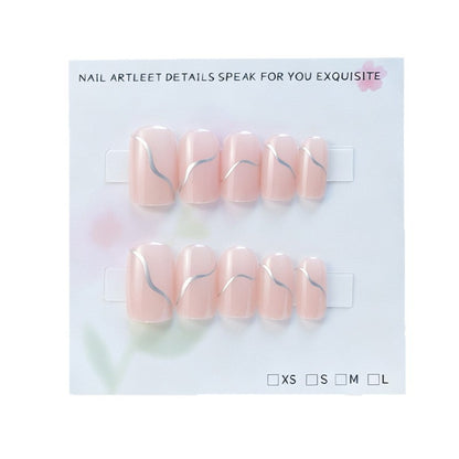 Kunstnagelset mit eleganten Wellenlinien und schimmernden Akzenten Brehn