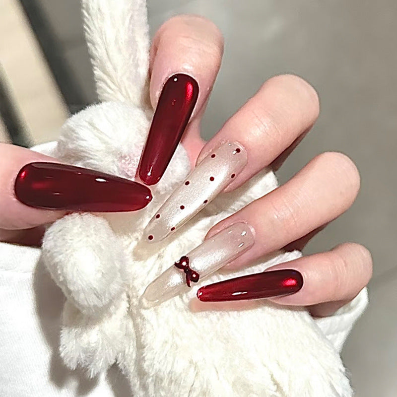 Kreatives Druck-Nagelset mit Glitzer und Schleifenakzenten Brehn