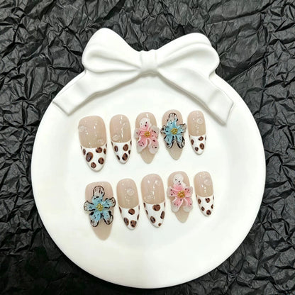 Künstlerisches Press-On-Nagelset mit floralem und tierischem Akzent