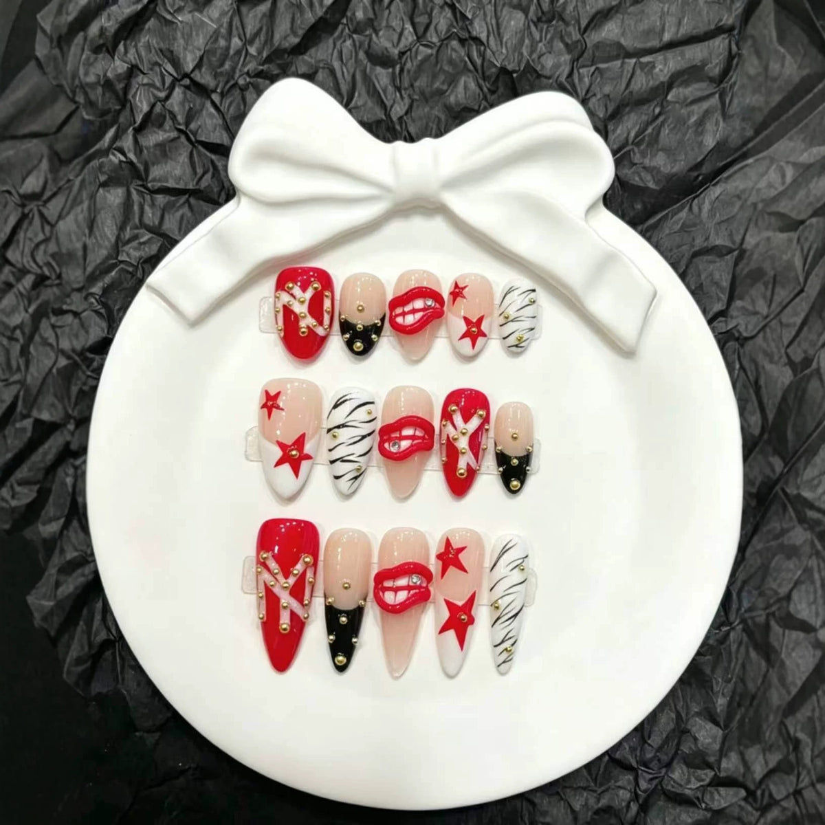 Dekoratives Press-On Nagelkunst-Set mit floralen und verspielten Designs