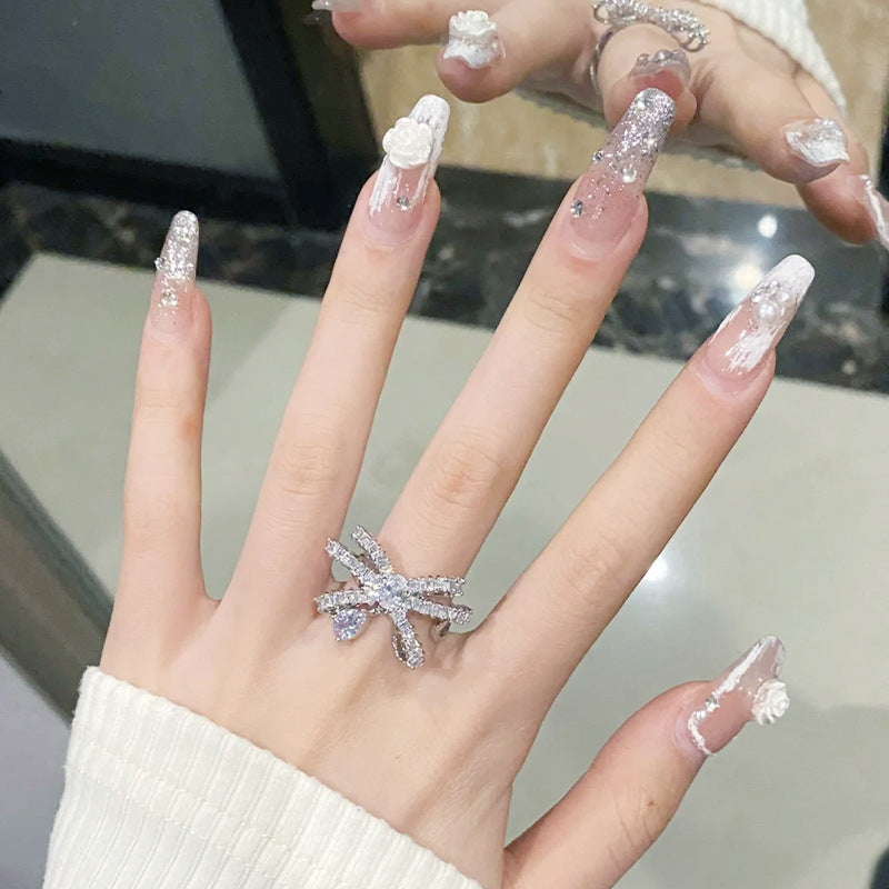 Kunstnagelset mit eleganten 3D-Blüten- und Glitzerverzierungen Brehn