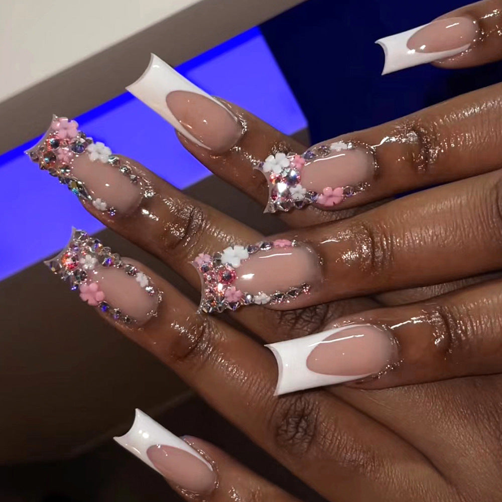 Künstlerisches Press-On Nagelkunst Set mit floralen Akzenten Brehn