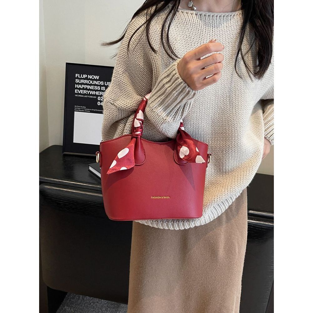 Stylische mit Schal verzierte Handtasche Brehn