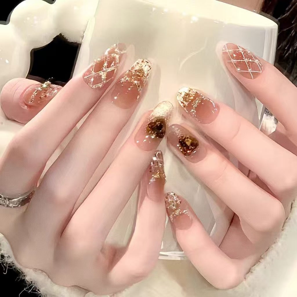 Dekorative Lange Stiletto Press-On Nägel mit Silberakzenten Brehn