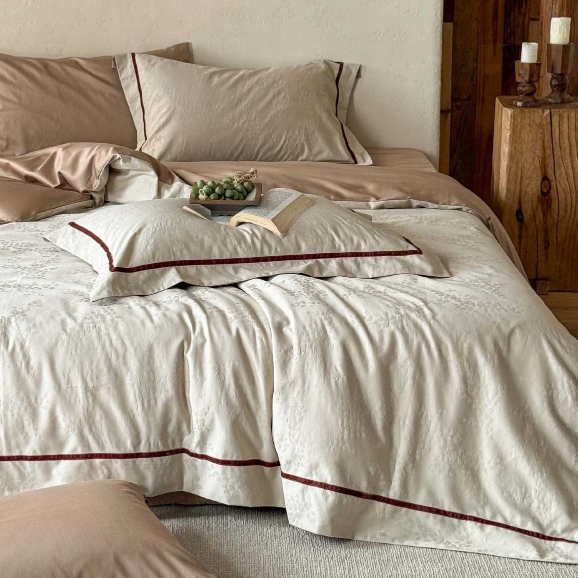 Elegante Bettwäsche-Garnitur aus Baumwoll-Jacquard mit dezenter Reliefstruktur und kontrastierender Paspel