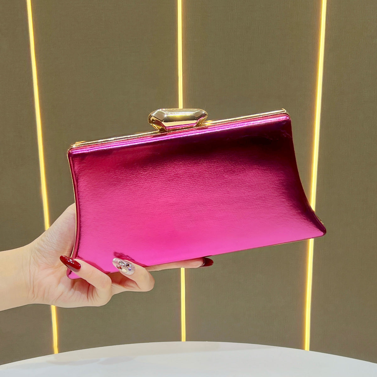 Elegante metallische Abendtasche