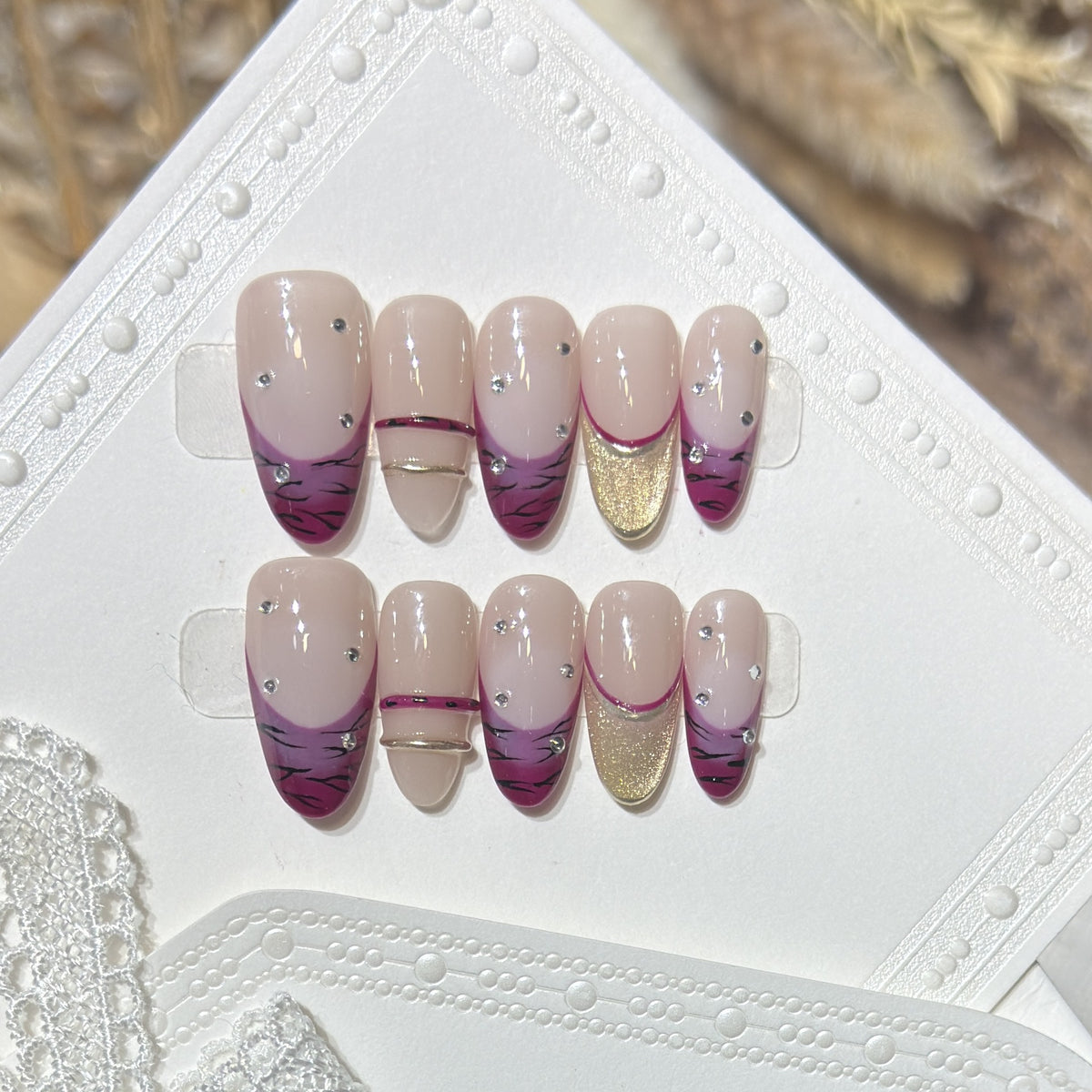 Künstlerisches Stiletto Press-On Nagelset mit Strassakzenten Brehn