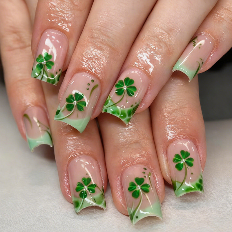 Kunstnagelset mit festlichen Glitzer- und Kleeblatt-Motiven Brehn