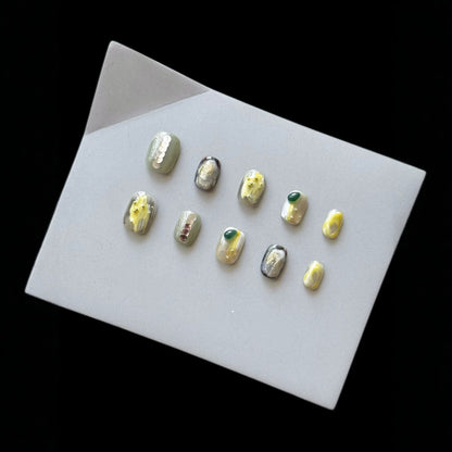 Künstlerisches Druck-Nagelset mit floralen und metallischen Akzenten