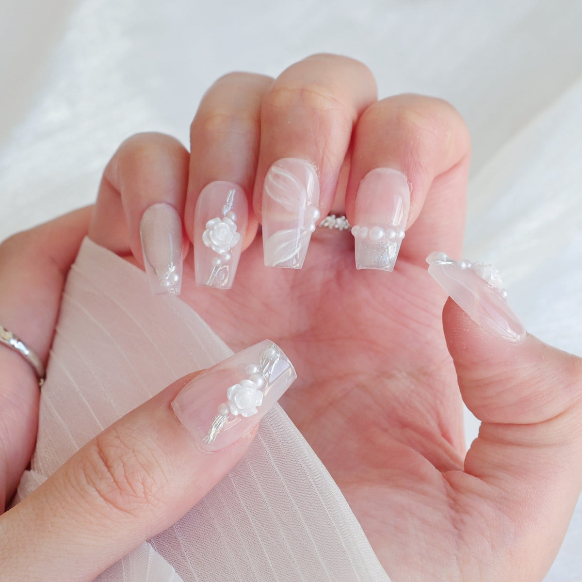 Künstlerisches Press-On Nagelkunstset mit Herz- und himmlischen Designs