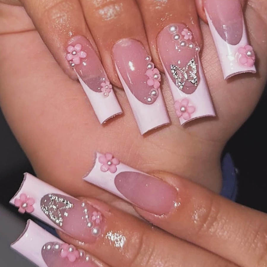 Kunstnagelset mit verspielten 3D-Blüten und Glitzerakzenten Brehn