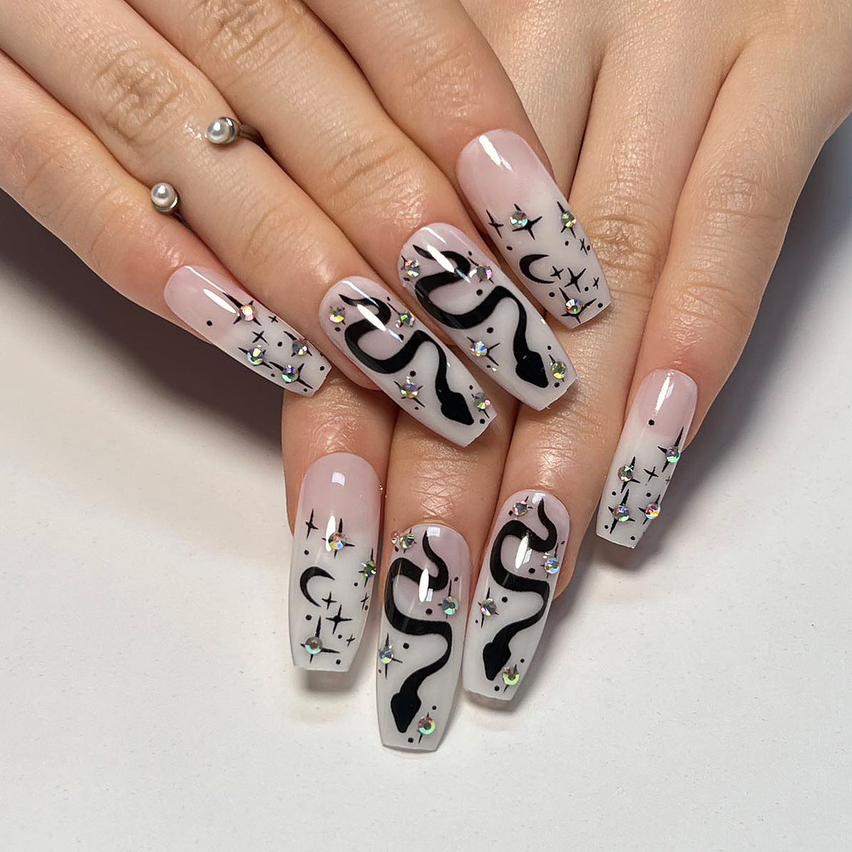 Kunstvolle Gel-Nägel mit elegantem 3D-Motiv und Glitzerakzenten Brehn