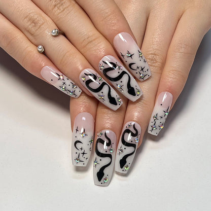 Kunstvolle Gel-Nägel mit elegantem 3D-Motiv und Glitzerakzenten Brehn
