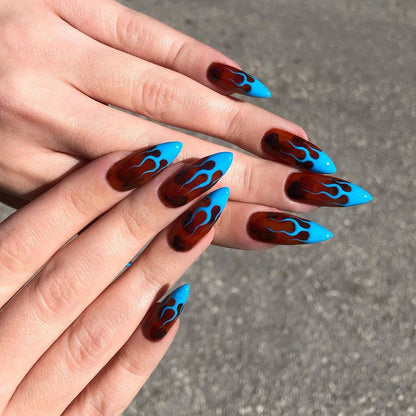Kunstvolle Stiletto-Nägel mit extravagantem Flammenmuster Brehn